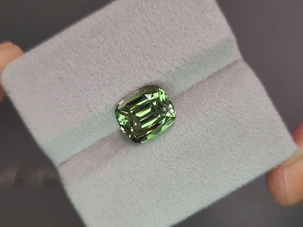 Crisoberilo con contenido de vanadio y talla cojín de 5,13 quilates Image №4