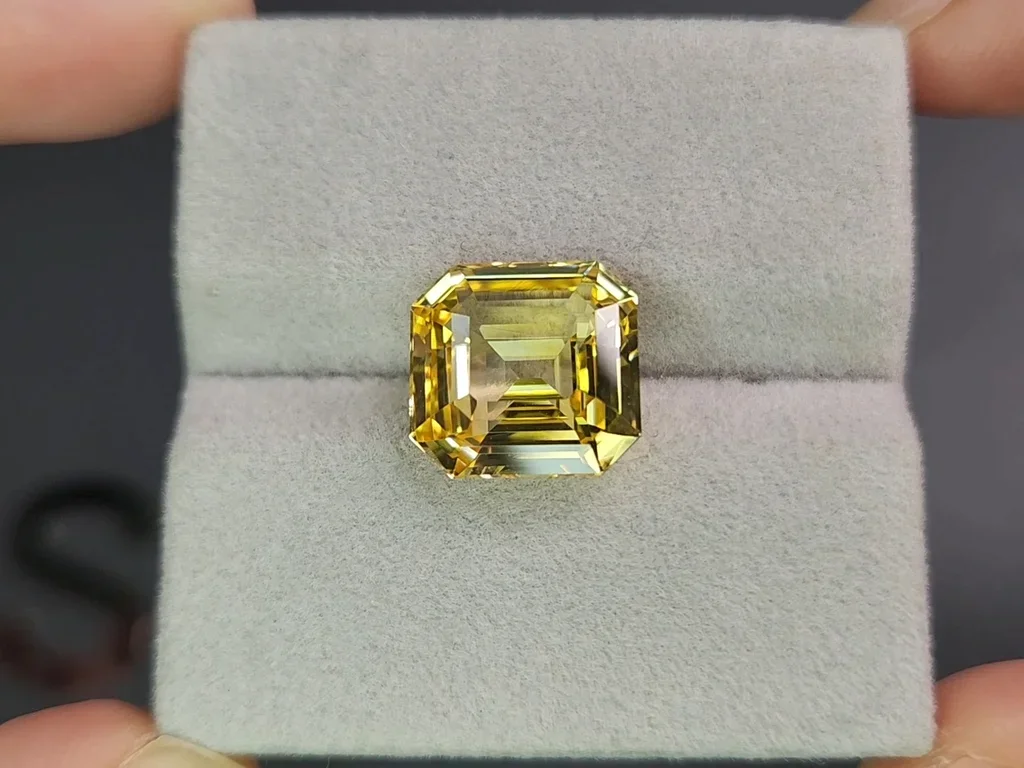 Untreated vivid yellow sapphire in octagon cut 10.14 carats, Sri Lanka Image №4