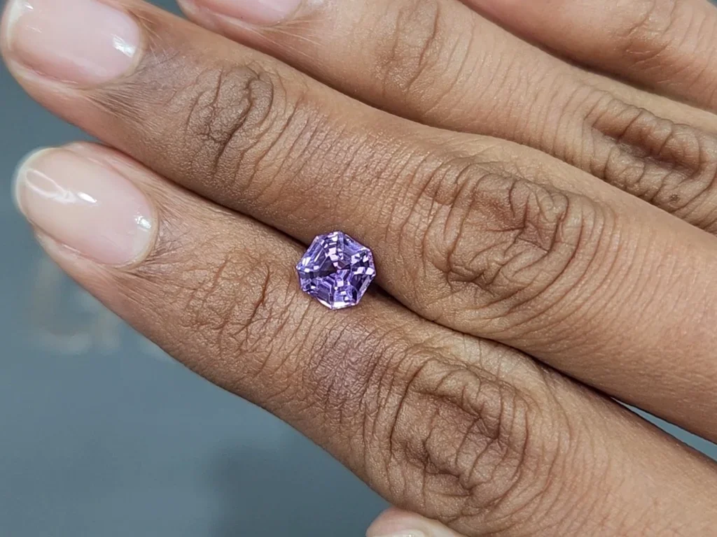 Espinela lavanda talla asscher de 1,69 carats, Sri Lanka Image №2