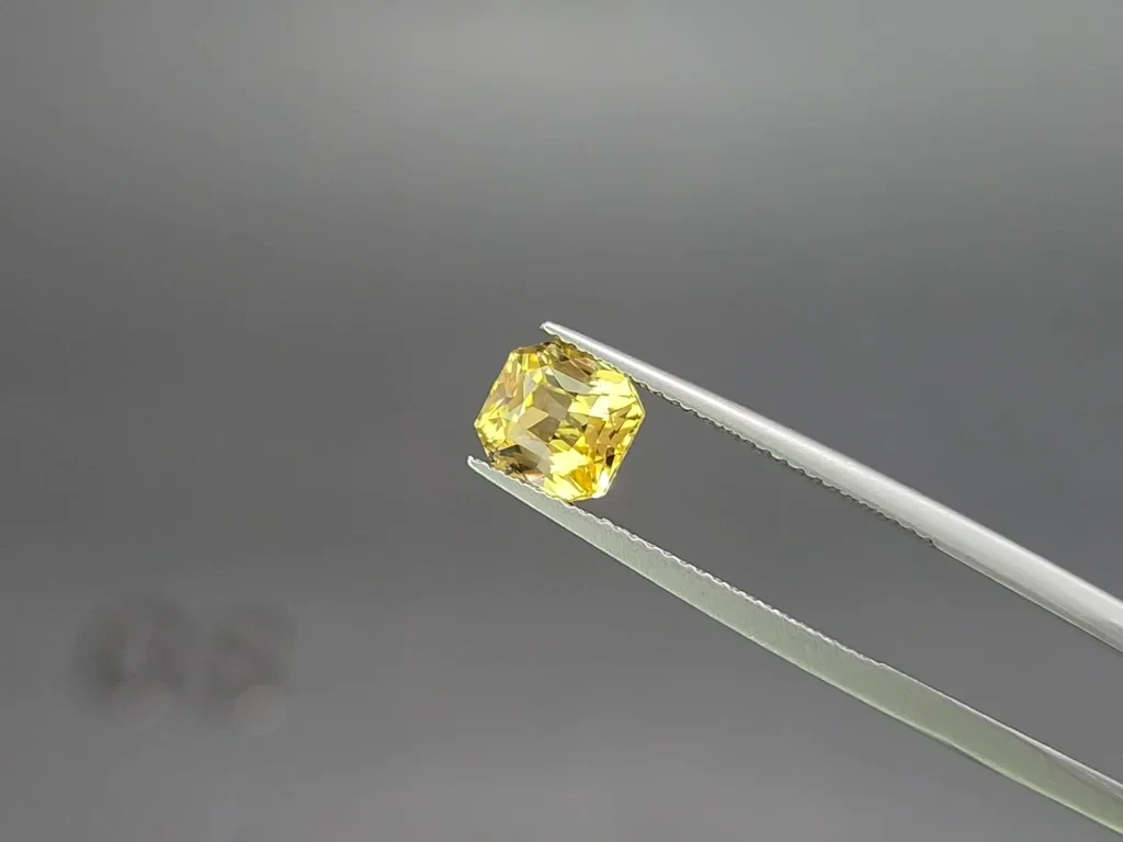 Unheated sapphire Golden Yellow effect chameleon radiant cut  2.06 carats, Sri Lanka Image №3