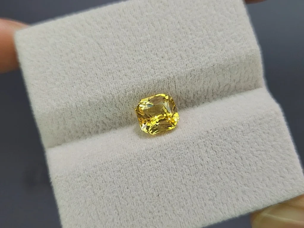 Unheated sapphire Golden Yellow effect chameleon radiant cut  2.06 carats, Sri Lanka Image №4