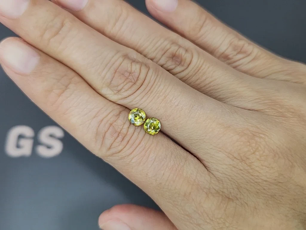 Pair of yellow green sphene round cut 1.15 carats, Madagascar Image №2