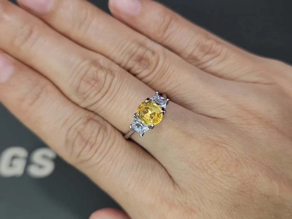 Sapphire Vivid Yellow oval cut 1.20 carats, Sri Lanka Image №5