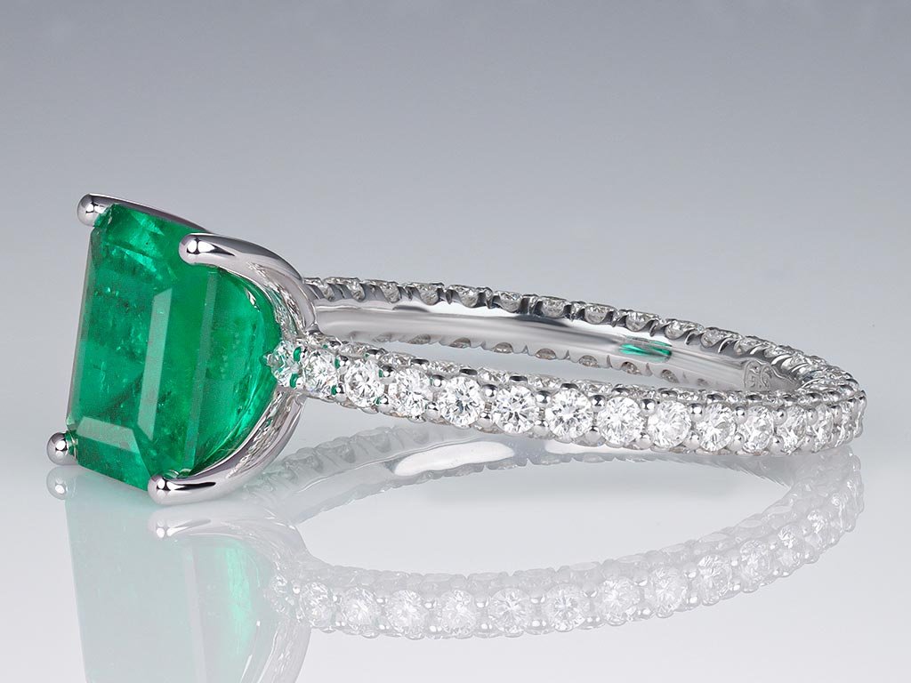 Ring with 2.19 ct colombian Muzo Green emerald and diamonds in 18K white gold Image №3