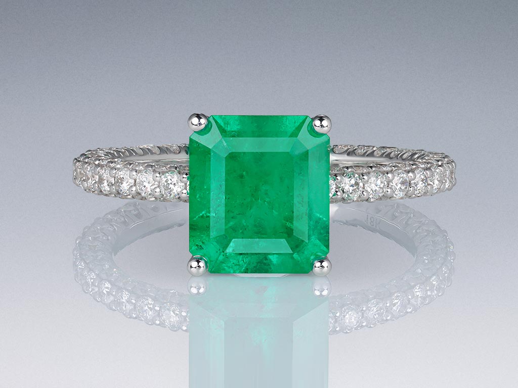 Ring with 2.19 ct colombian Muzo Green emerald and diamonds in 18K white gold Image №1