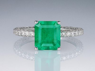 Ring with 2.19 ct colombian Muzo Green emerald and diamonds in 18K white gold photo