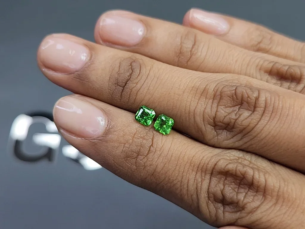Paire de tsavorites vert vif taille Asscher 0,95 ct, Tanzanie Image №2