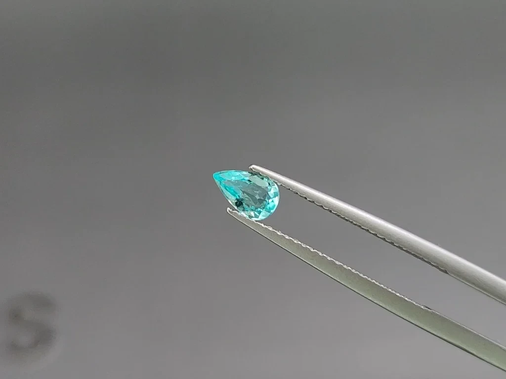 Neongrünlich-blauer birnenförmig geschliffener Paraiba-turmalin 0,36 karat, Mosambik Image №3