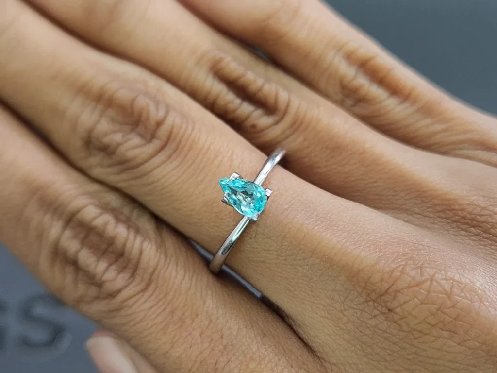 Neongrünlich-blauer birnenförmig geschliffener Paraiba-turmalin 0,36 karat, Mosambik Image №5