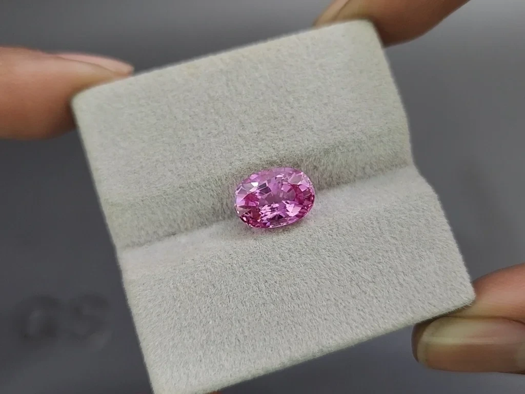 Saphir ovale rose intense non chauffé de 3,59 carats, Madagascar Image №4