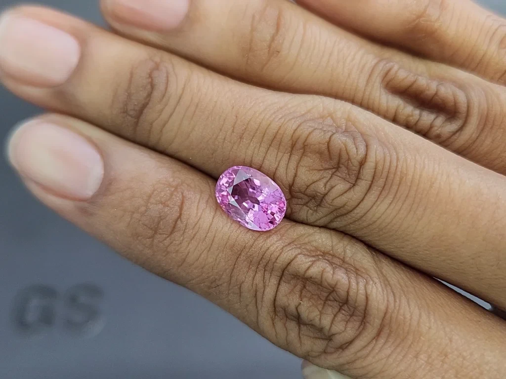 Saphir ovale rose intense non chauffé de 3,59 carats, Madagascar Image №2