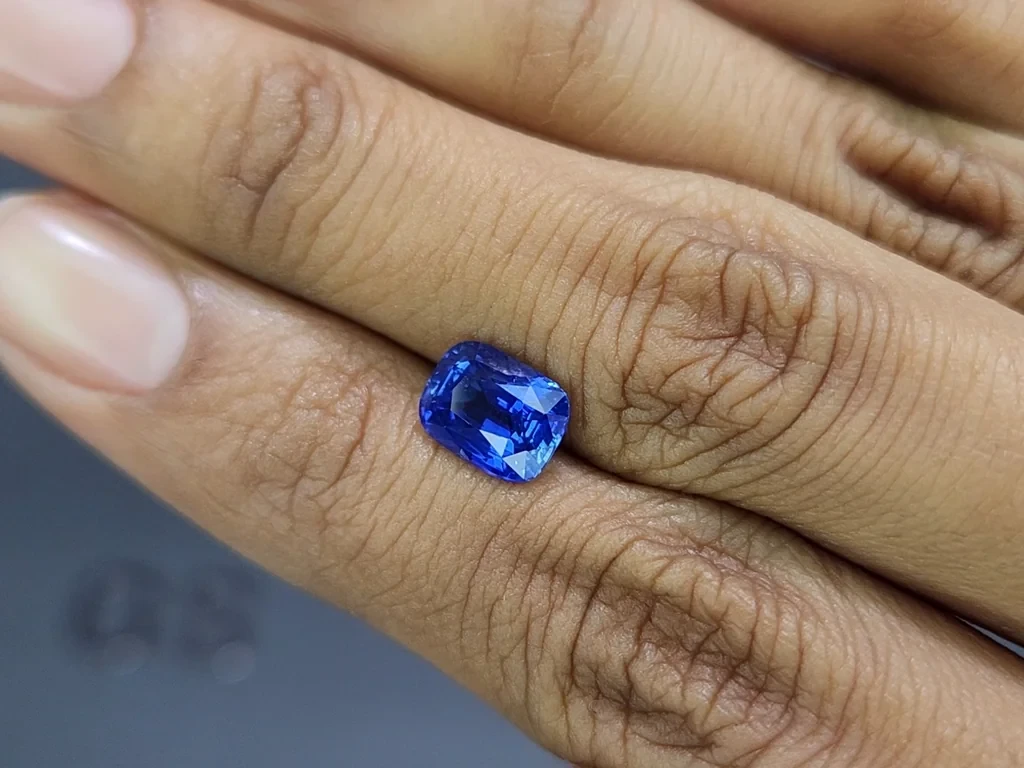 Unbehandelter kissenförmig geschliffener königsblauer saphir 2,56 karat, Madagaskar Image №2