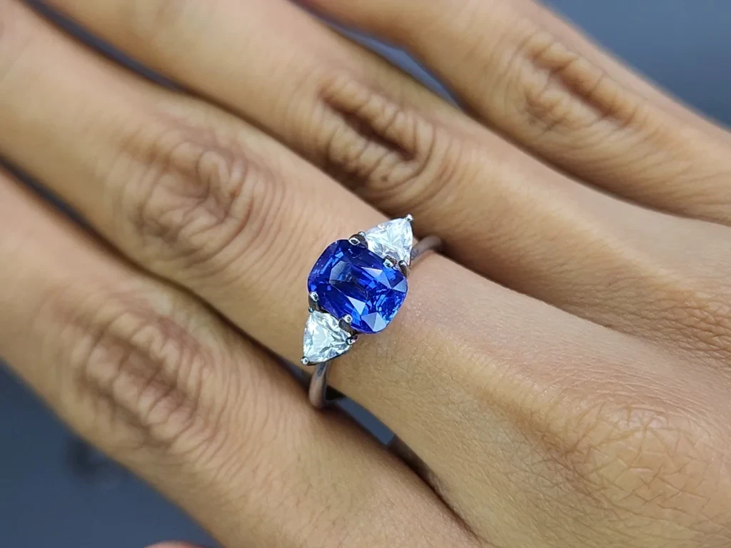 Unbehandelter kissenförmig geschliffener königsblauer saphir 2,56 karat, Madagaskar Image №5