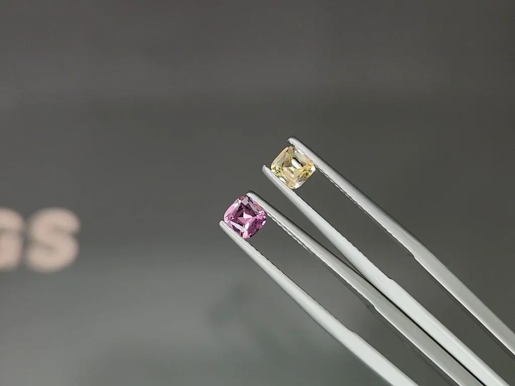 Une paire contrastée de saphirs non chauffés, taille coussin 0,73 carat, Sri Lanka Image №3
