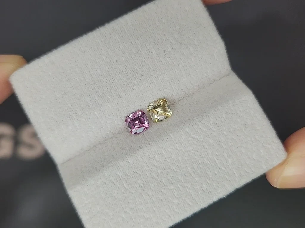 Une paire contrastée de saphirs non chauffés, taille coussin 0,73 carat, Sri Lanka Image №4