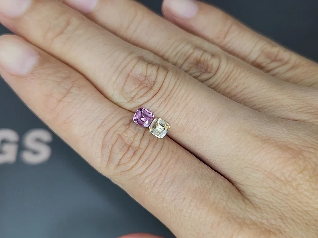 Une paire contrastée de saphirs non chauffés, taille coussin 0,73 carat, Sri Lanka Image №2