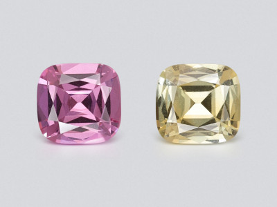 Une paire contrastée de saphirs non chauffés, taille coussin 0,73 carat, Sri Lanka photo