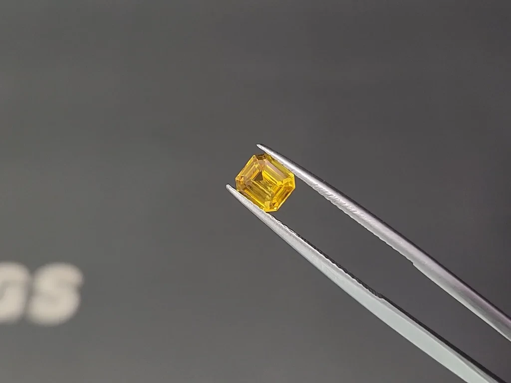 Sapphire Vivid Yellow octagon cut 1.05 carats, Sri Lanka Image №2