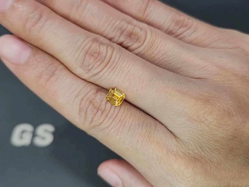 Sapphire Vivid Yellow octagon cut 1.05 carats, Sri Lanka Image №1