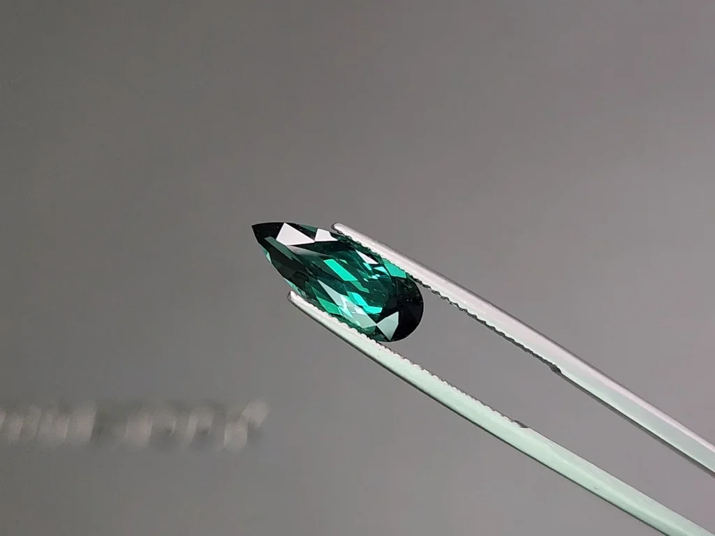 Tourmaline indigolite bleu verdâtre taille poire 2,61 carats, Brésil Image №3