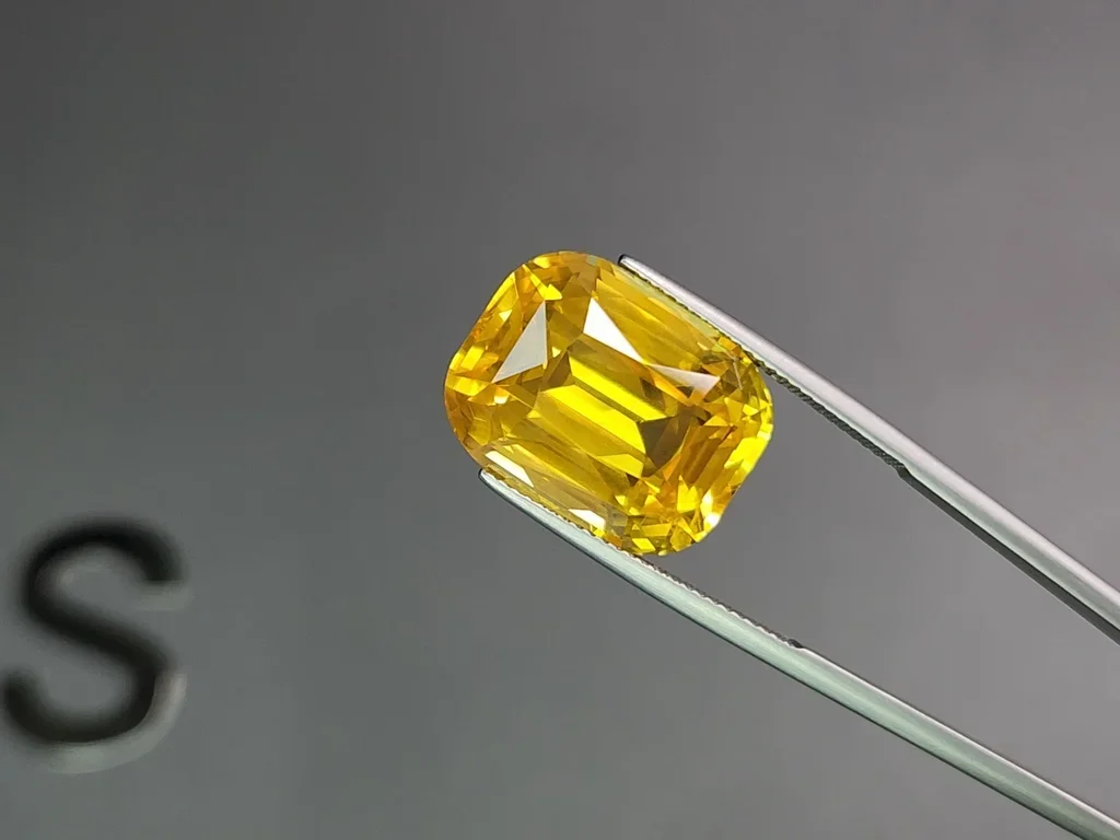 Unique untreated vivid yellow sapphire in cushion cut 27.51 carats, Sri Lanka Image №3