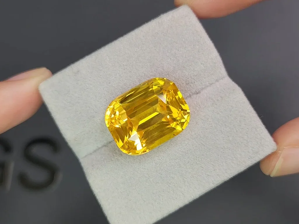 Unique untreated vivid yellow sapphire in cushion cut 27.51 carats, Sri Lanka Image №4