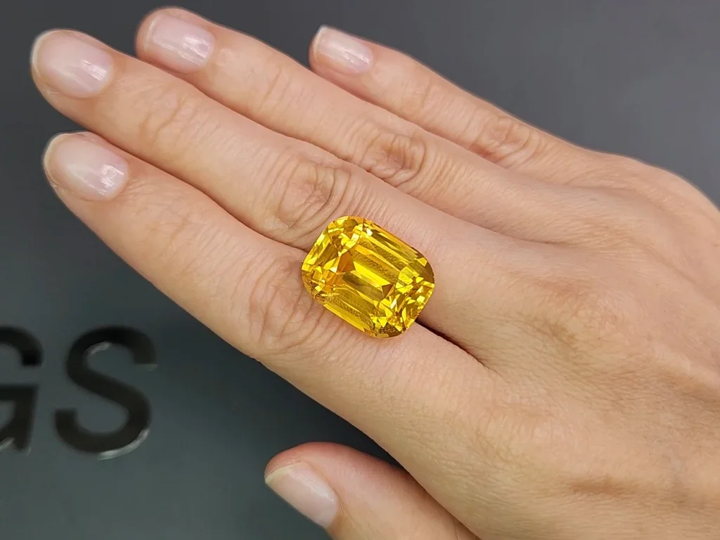 Grand saphir jaune taille coussin non raffiné 27,51 carats, Sri Lanka Image №2