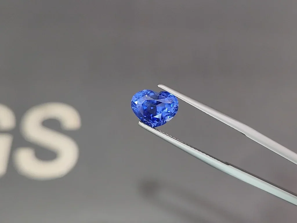 Saphir bleu bleuet taille cœur 4,57 carats, Sri Lanka Image №3