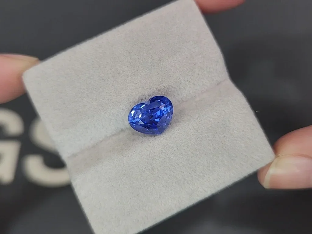 Saphir bleu bleuet taille cœur 4,57 carats, Sri Lanka Image №4