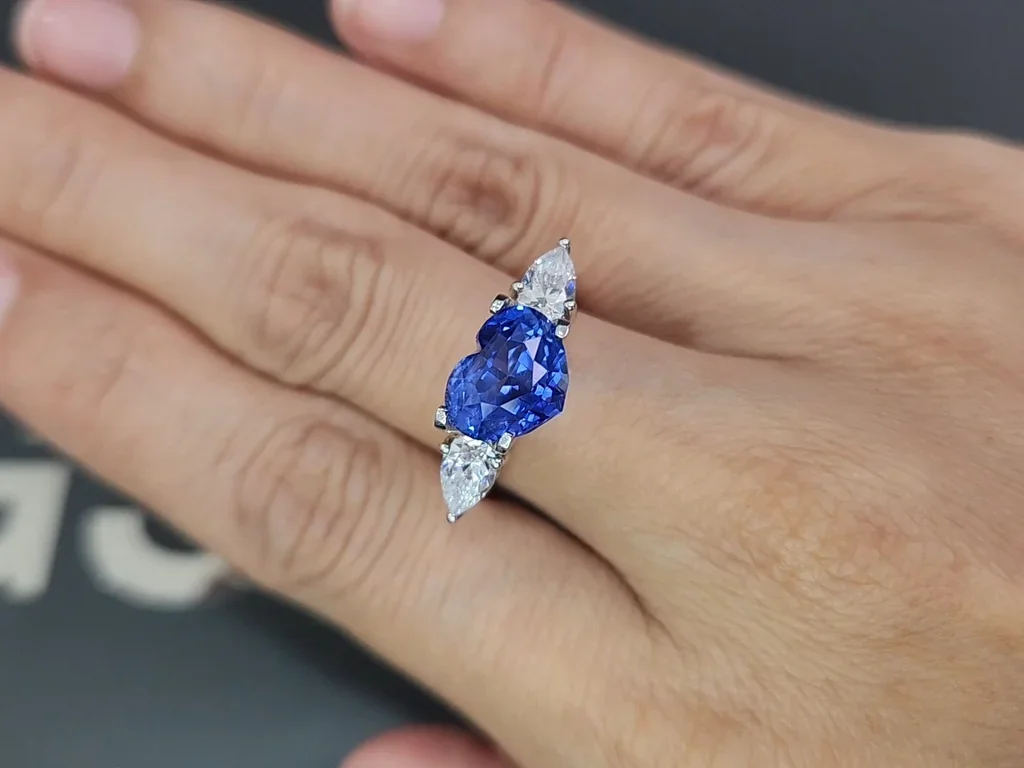 Saphir bleu bleuet taille cœur 4,57 carats, Sri Lanka Image №5
