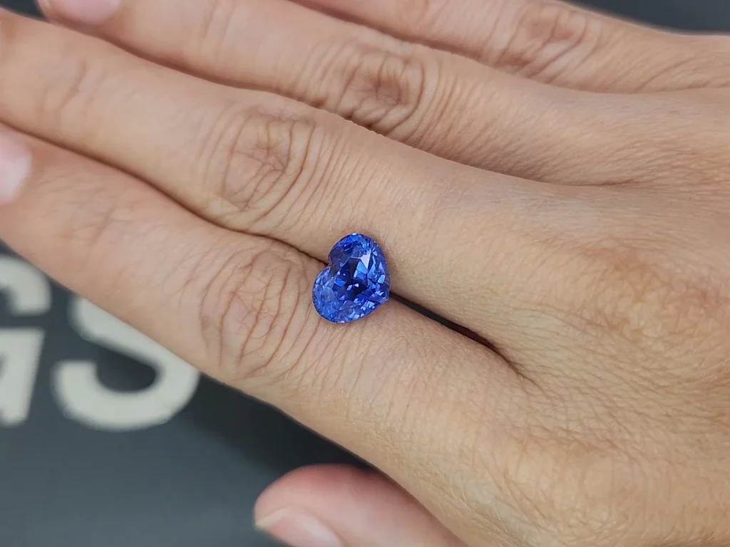 Saphir bleu bleuet taille cœur 4,57 carats, Sri Lanka Image №2
