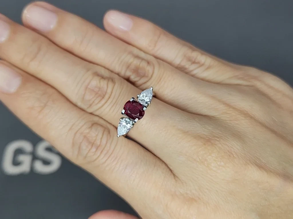 Unheated ruby Intense Red oval cut  1.30 carats, Burma (Mogok) Image №5