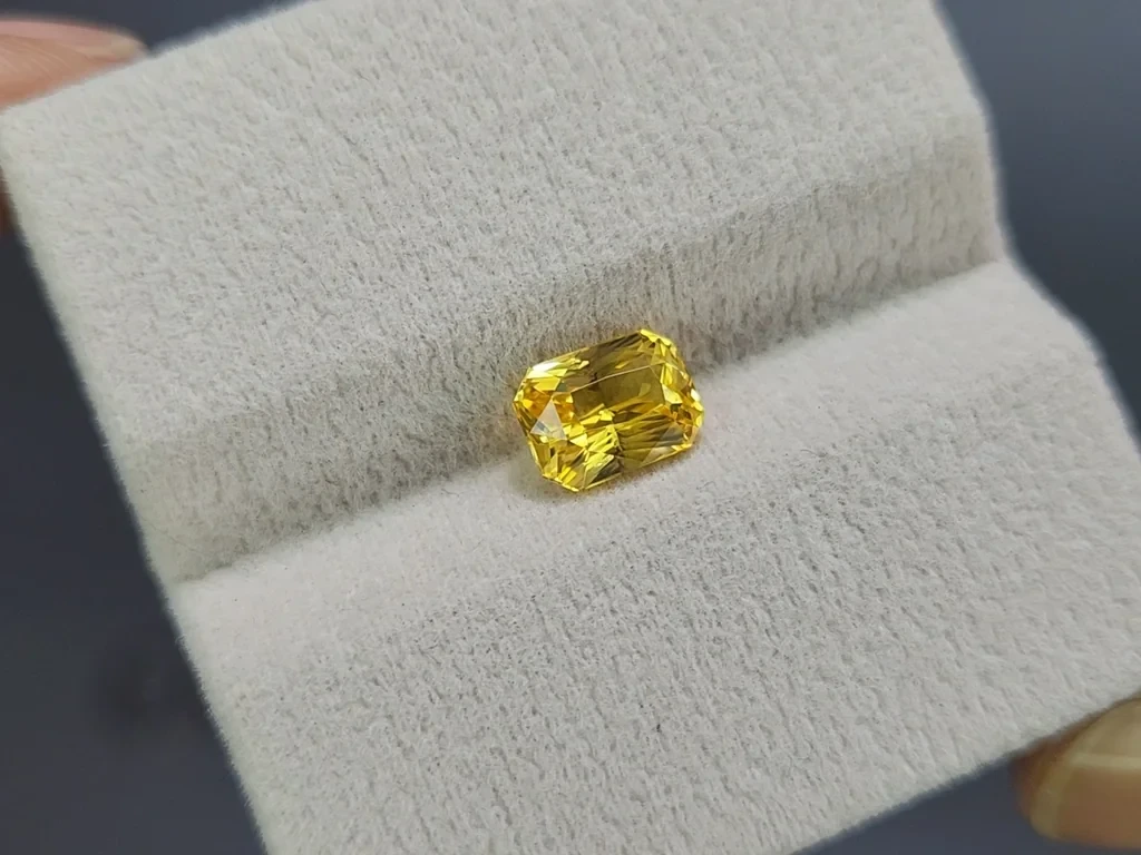 Unbehandelter goldgelber saphir, chamäleon förmiger, strahlend geschliffener 2,03 karat,aus Sri Lanka Image №4