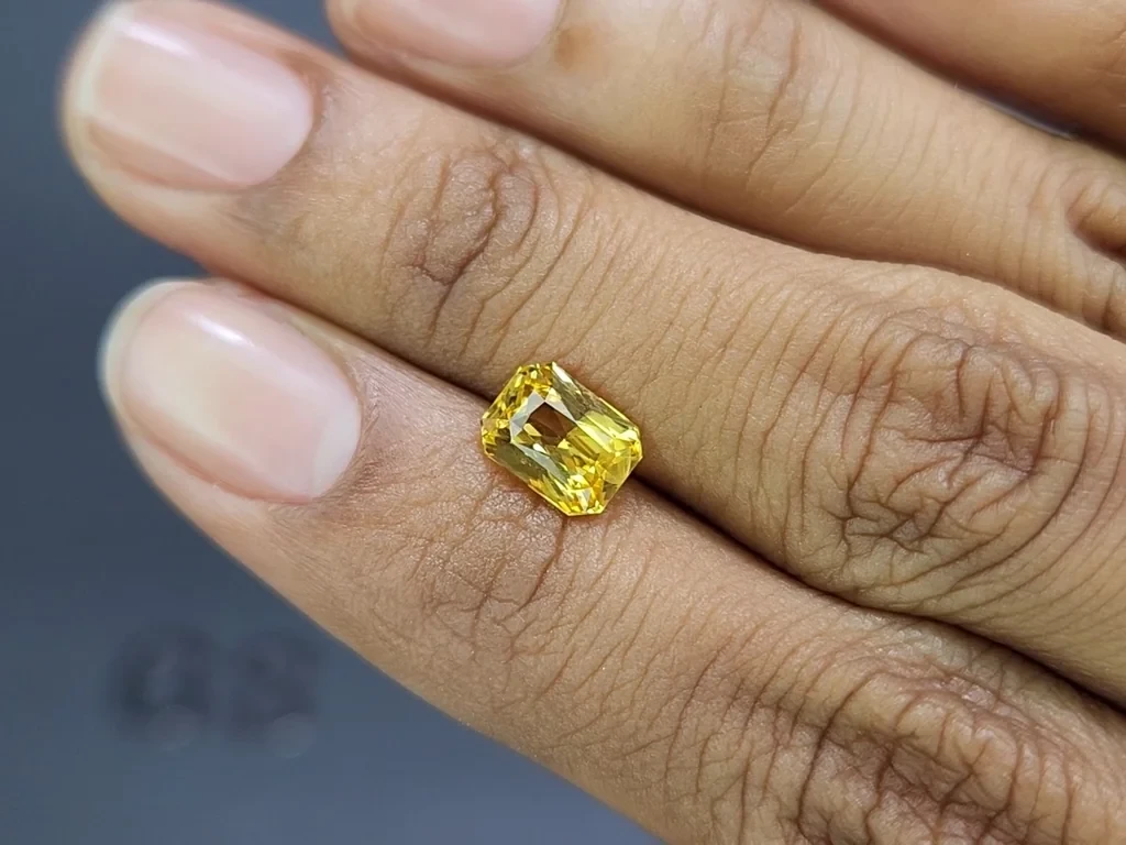 Unbehandelter goldgelber saphir, chamäleon förmiger, strahlend geschliffener 2,03 karat,aus Sri Lanka Image №2