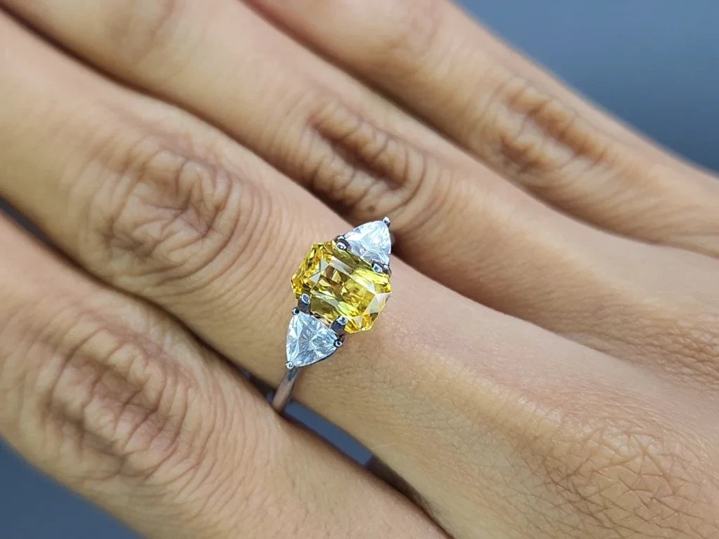 Unbehandelter goldgelber saphir, chamäleon förmiger, strahlend geschliffener 2,03 karat,aus Sri Lanka Image №5