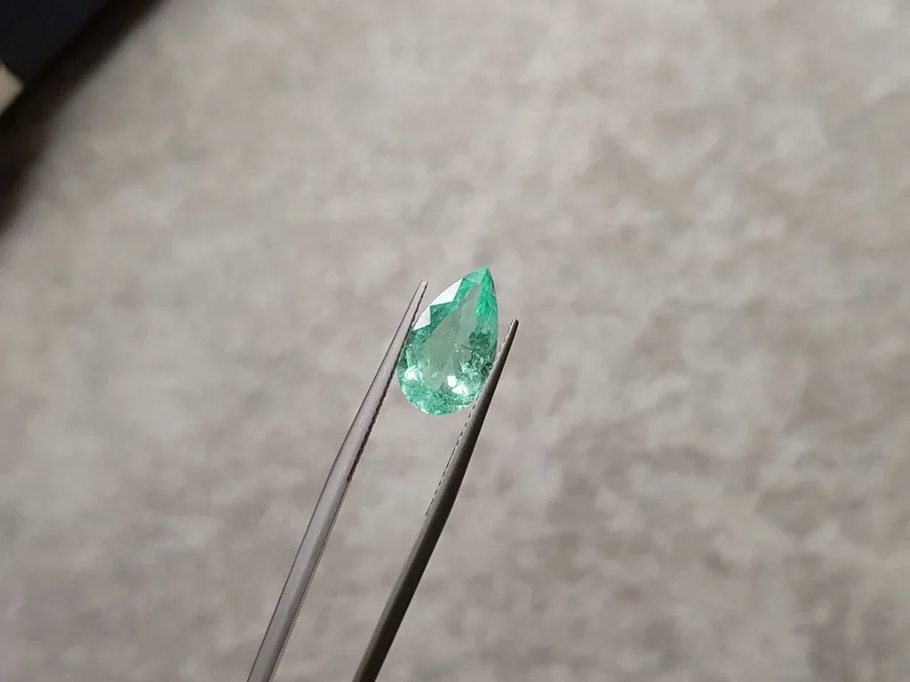 Paraiba-Turmalin im Birnenschliff von 3,65 Karat aus Mosambik Image №3