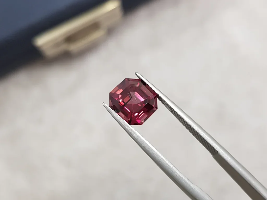 Grenat taille octogone rouge-rose de Tanzanie 3,04 ct Image №2