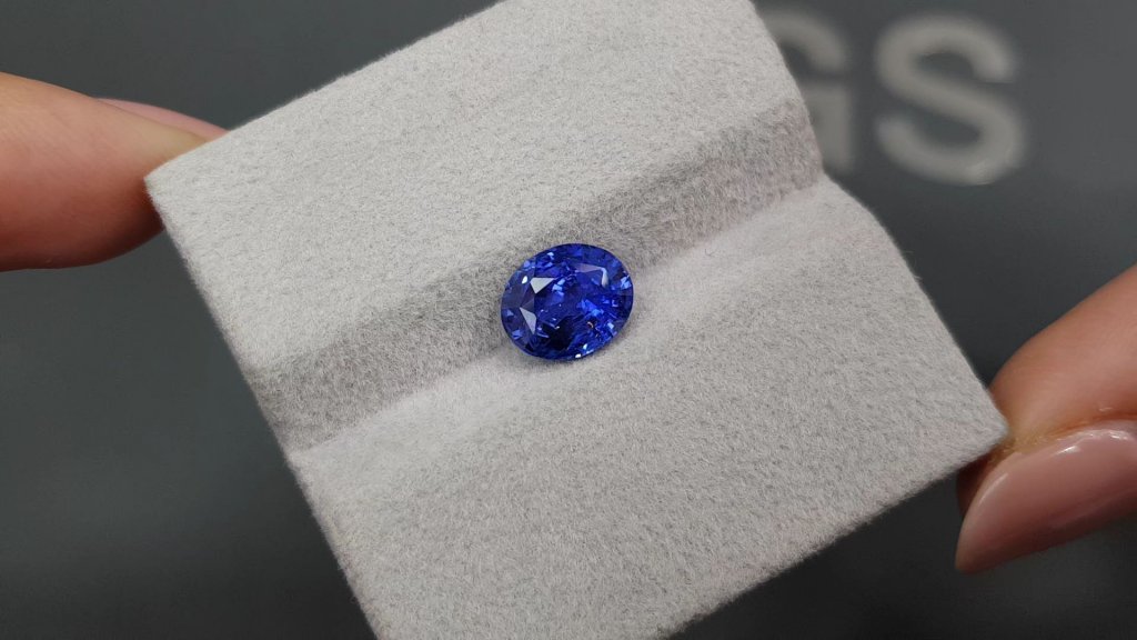 Royal Blue sapphire 2.57 carats from Sri Lanka in oval cut Image №3