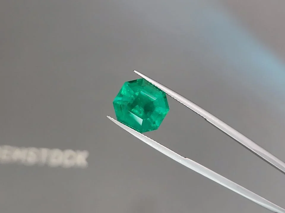 Vivid Green Colombian emerald in octagon cut 7.42 carats Image №3