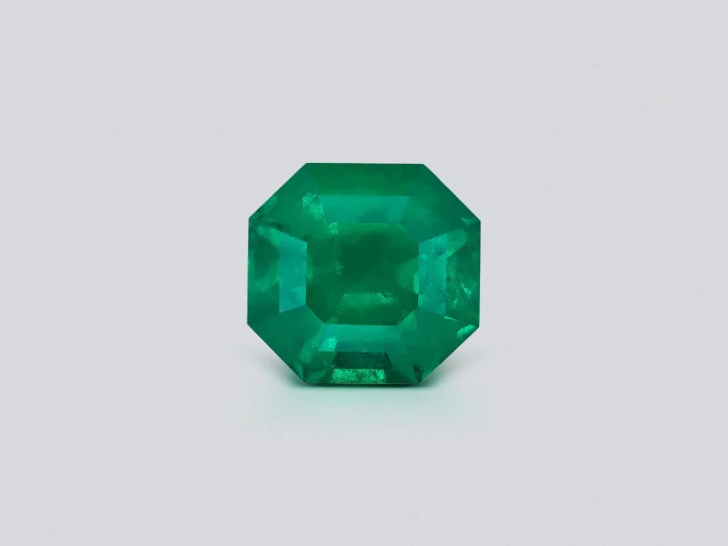 Émeraude colombienne vert vif, taille octogonale, 7,42 carats Image №1