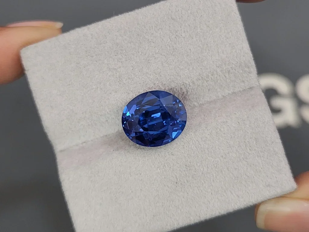 Unique grand spinelle de cobalt de couleur bleu Paon en taille ovale 7,10 carats, Mahenge Image №4