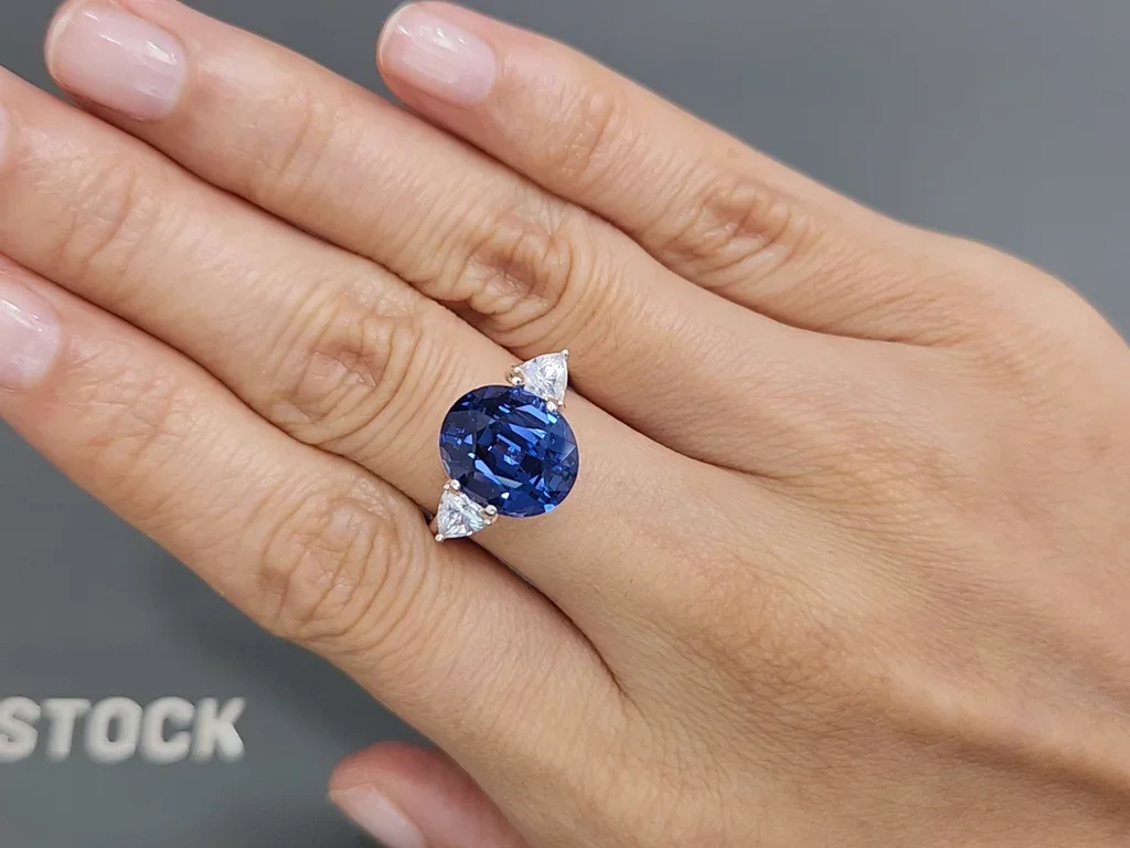 Unique grand spinelle de cobalt de couleur bleu Paon en taille ovale 7,10 carats, Mahenge Image №5