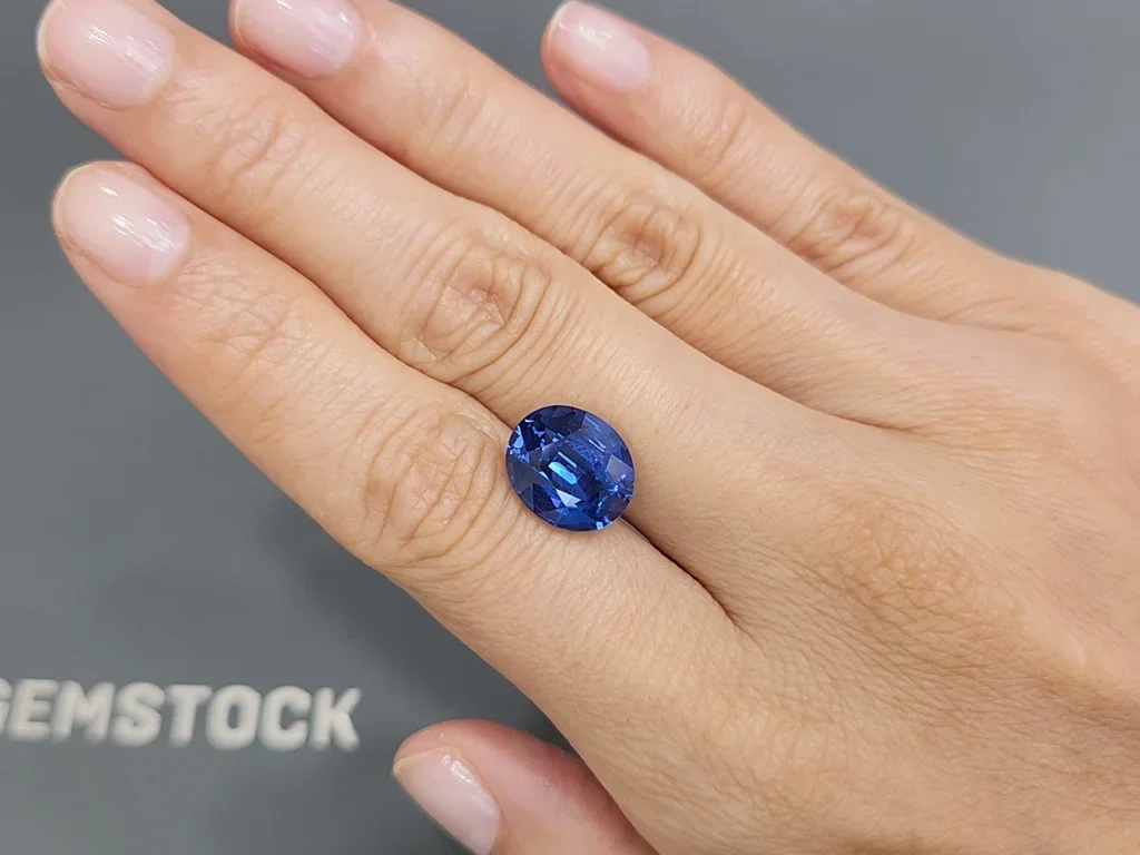 Unique grand spinelle de cobalt de couleur bleu Paon en taille ovale 7,10 carats, Mahenge Image №2