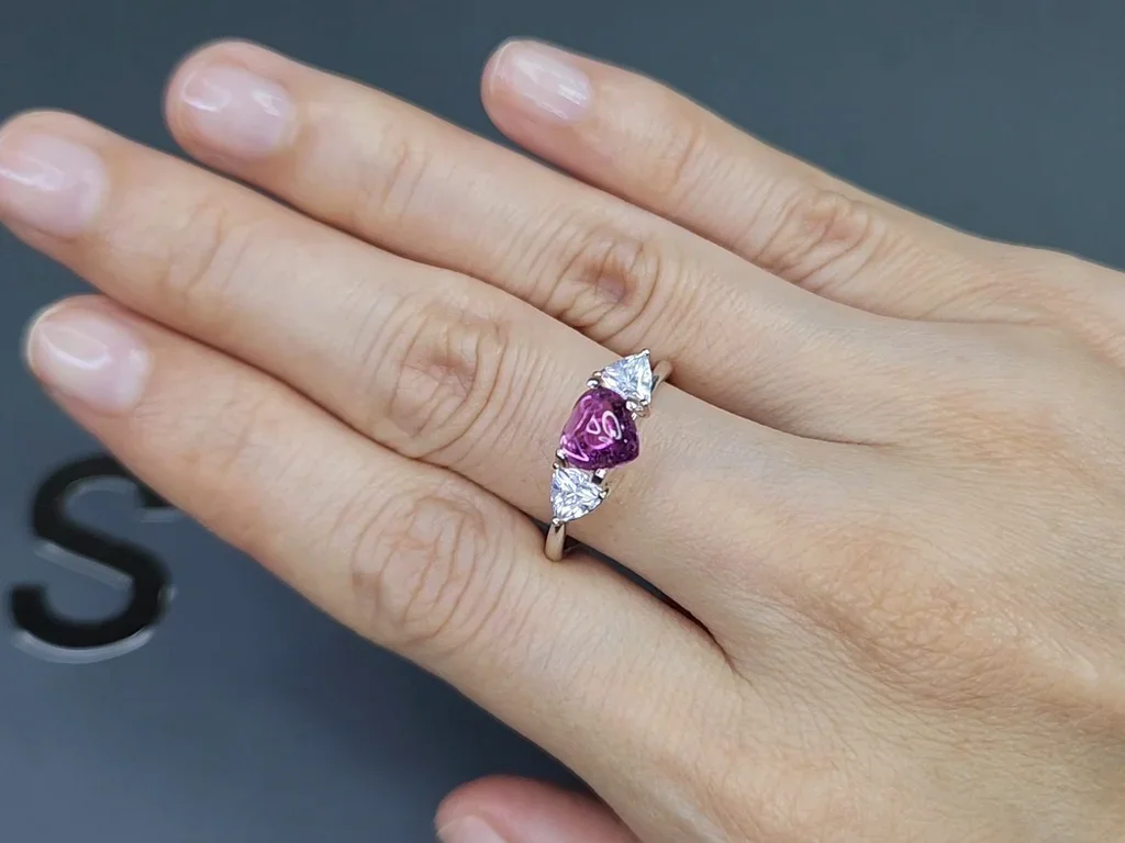 Zafiro talla corazón púrpura 1,65 quilates, Madagascar  Image №5
