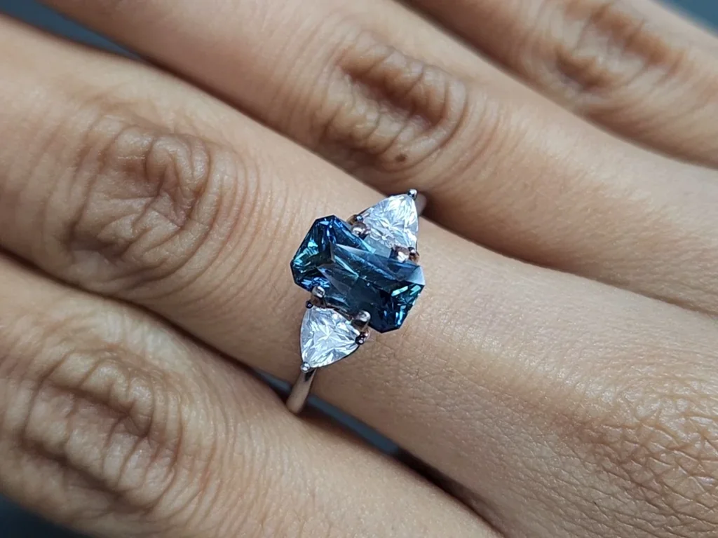 Saphir taille radiant non chauffé de 2,39 carats de Madagascar Image №5