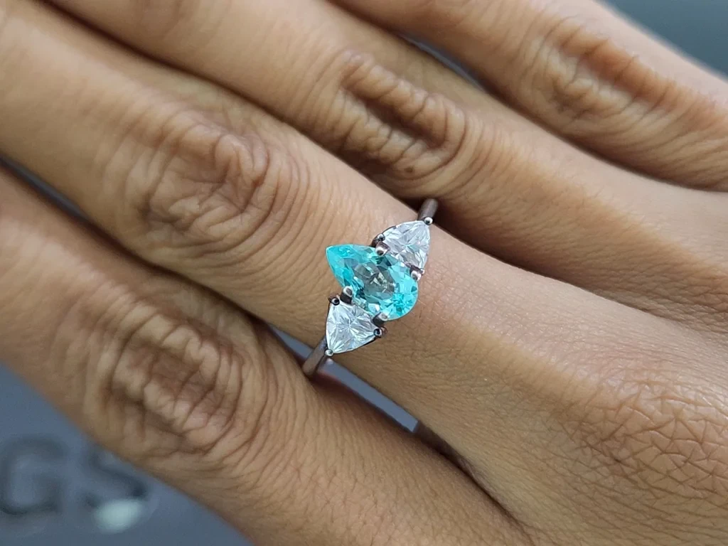 Neongrünlich-blauer birnenförmig geschliffener Paraiba-turmalin 0,99 karat, Mosambik Image №5