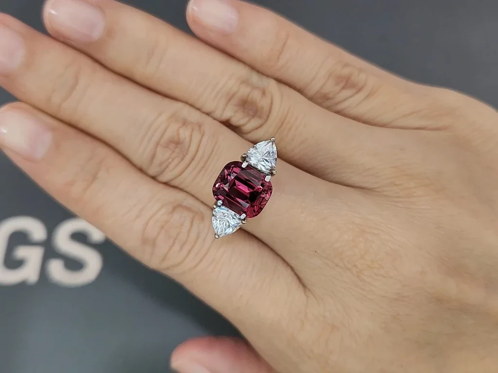 Grenat rhodolite taille coussin de 5,31 carats, de Tanzanie Image №5