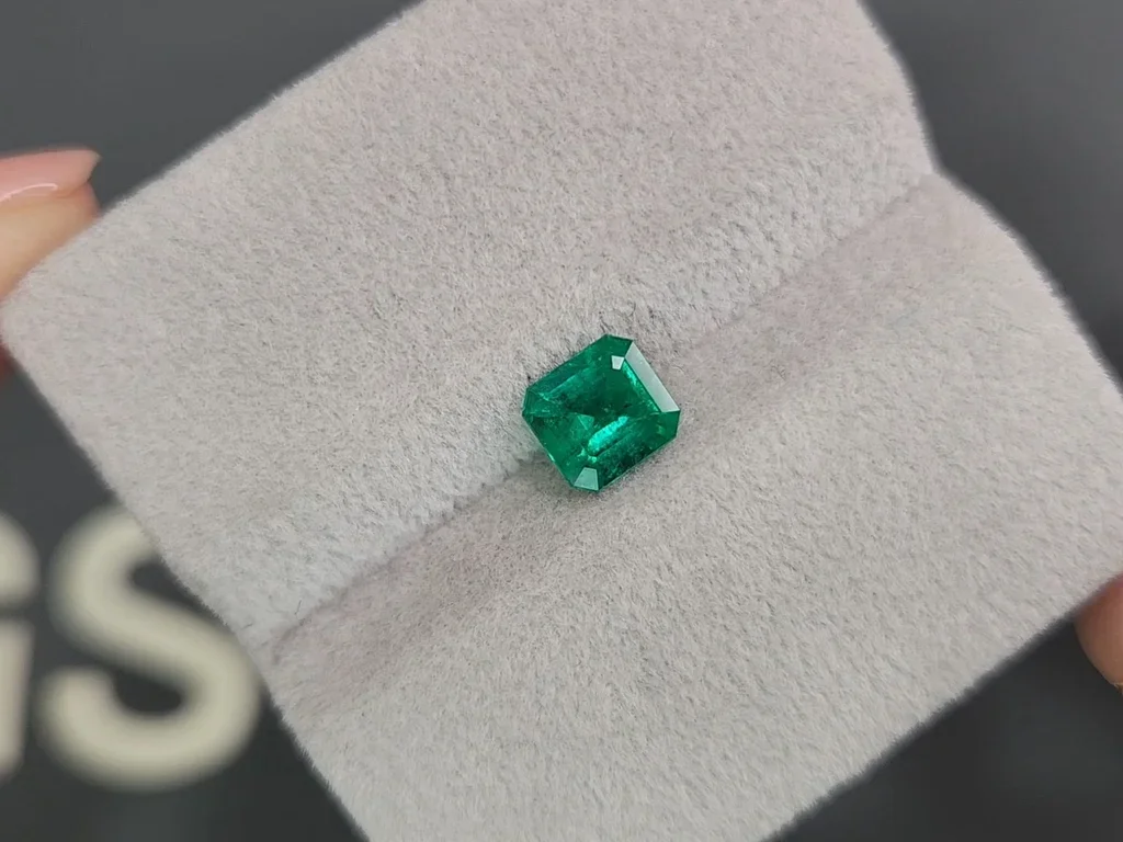 Intense "Muzo Green" emerald octagon cut 0.89 ct Image №4