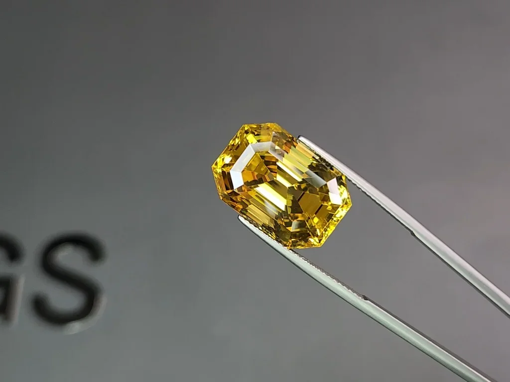 Grand saphir jaune non traité taille octogonale 28,09 carats, Sri Lanka Image №3