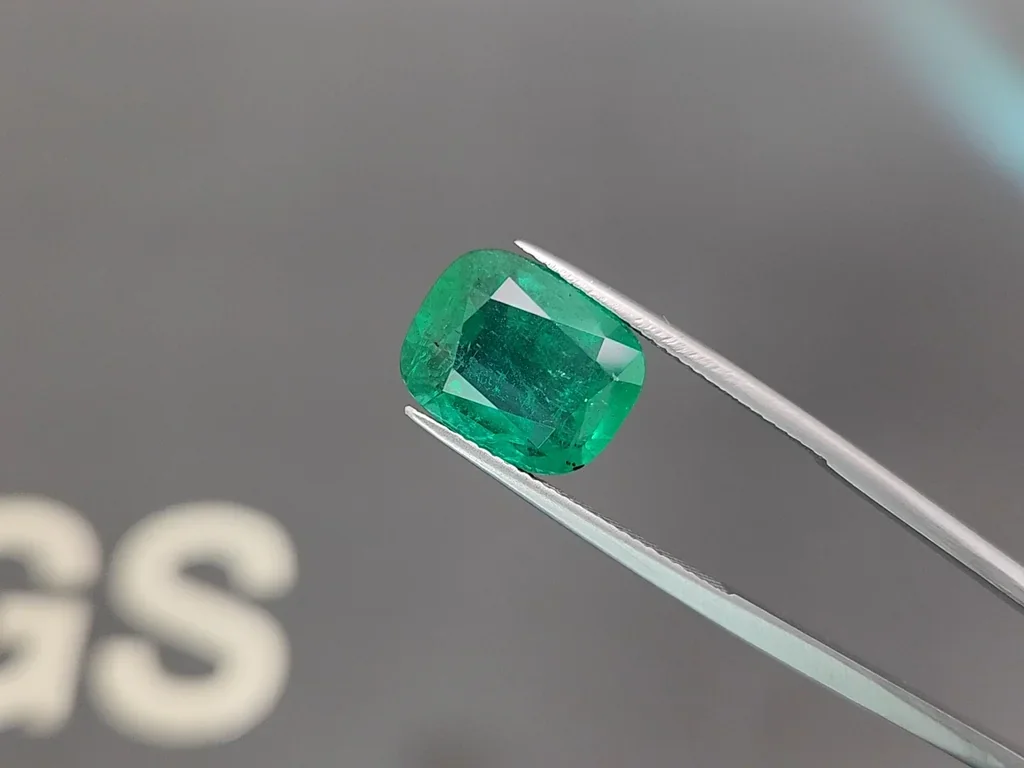 Emerald Intense Green cushion cut 5.67 carats, Zambia Image №3